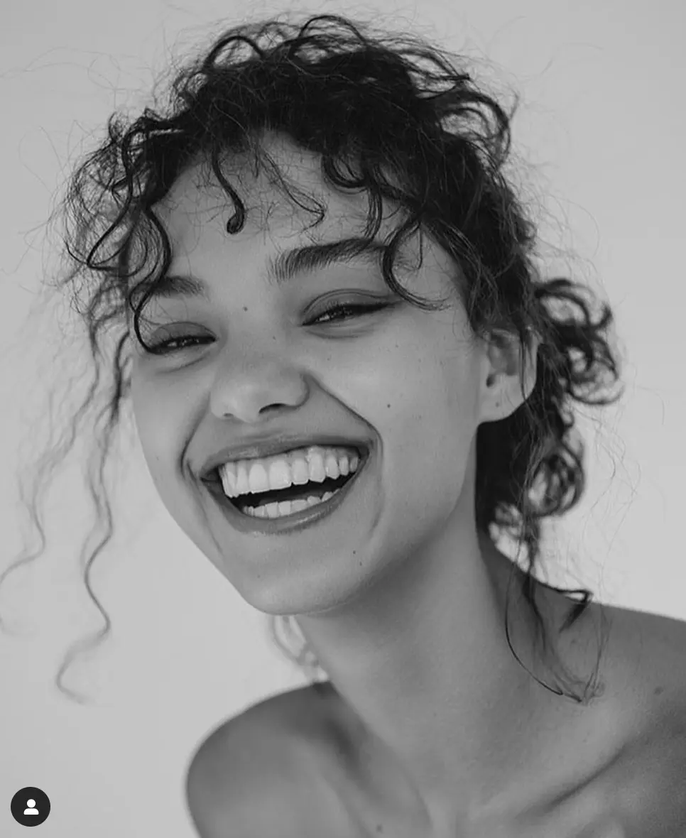 Juodai balta nuotrauka: sveika ir balta moters šypsena po burnos higienos