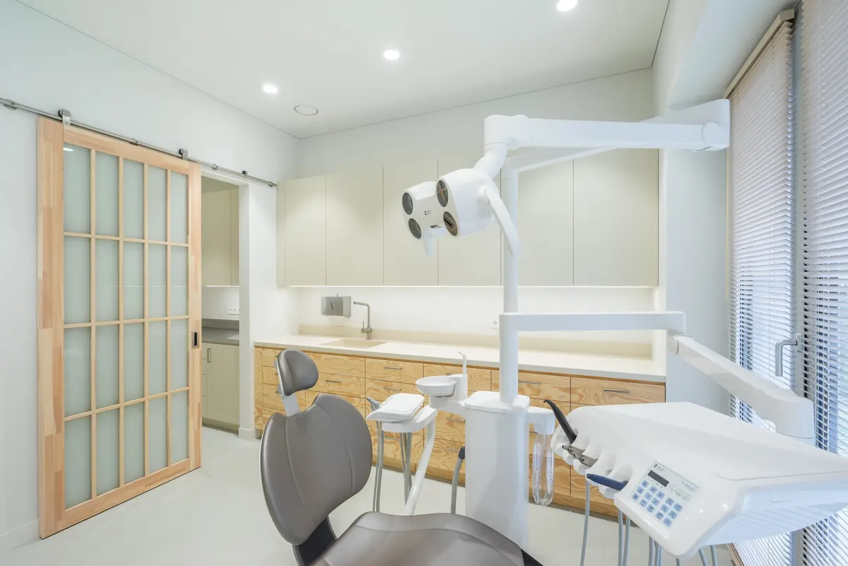 Moderni odontologijos klinika su paciento kėde